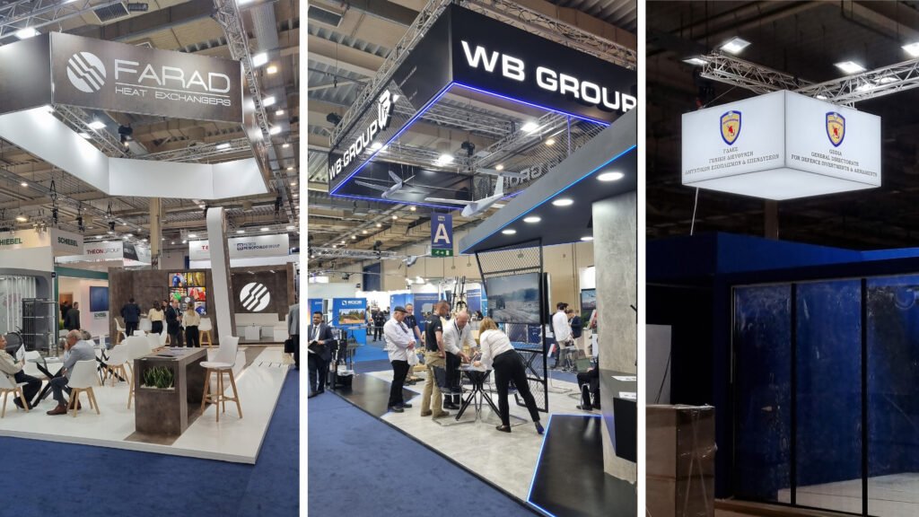 שלט תלוי מואר בתערוכה